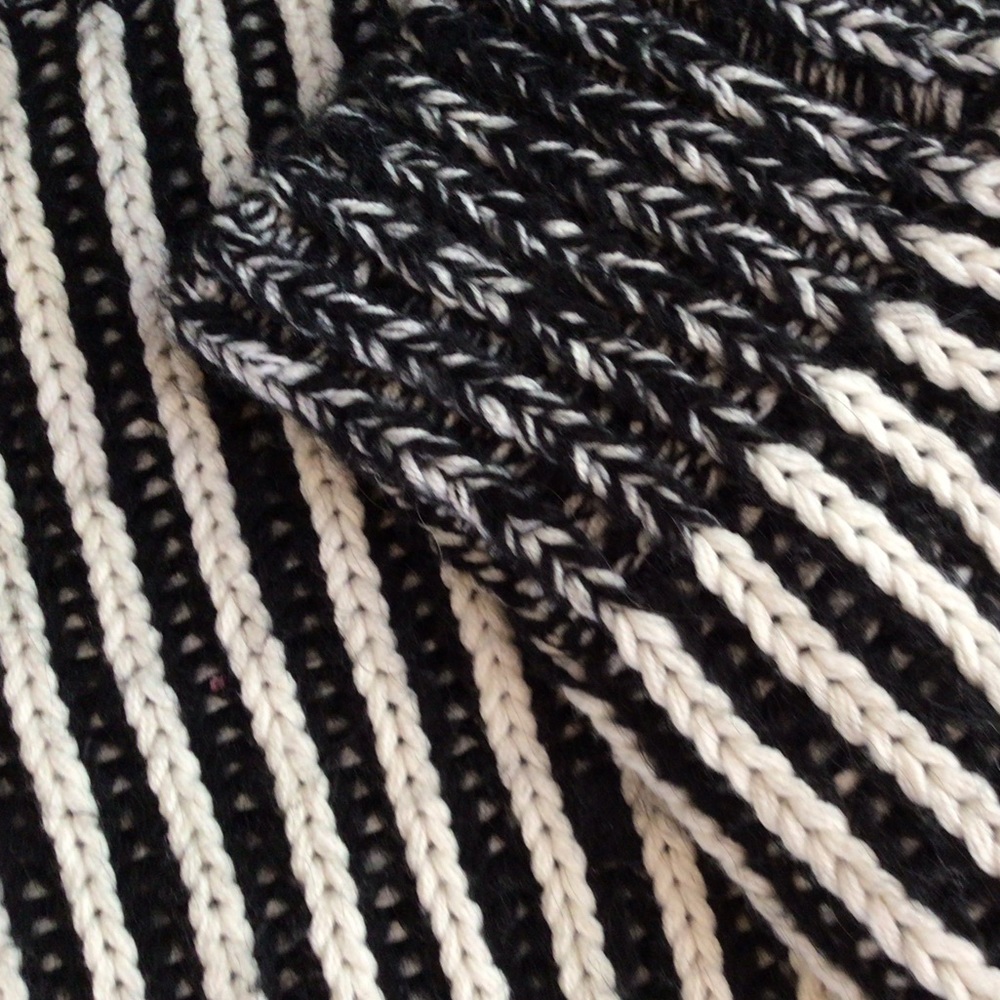 Elizabeth and James plaited crew neck Sweater, Size Large - Picture 5 of 8